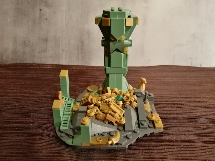 LEGO MOC - 16x16: Микро - Смауг в Эреборе.: Для передачи образа я использовал песочного-зелёный и золотой цвета, а также рельефную форму колонны.