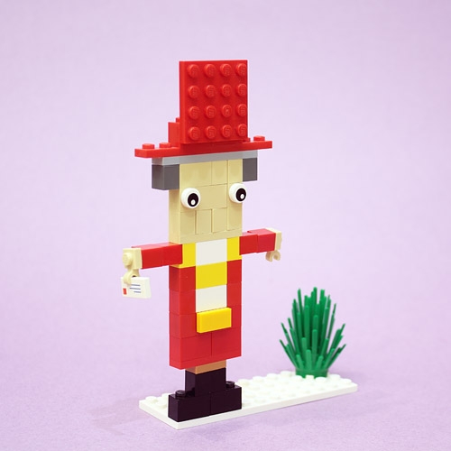 LEGO MOC - Новогодний Кубик 2020 - Щелкун: В руке Щелкунчик держит письмо.