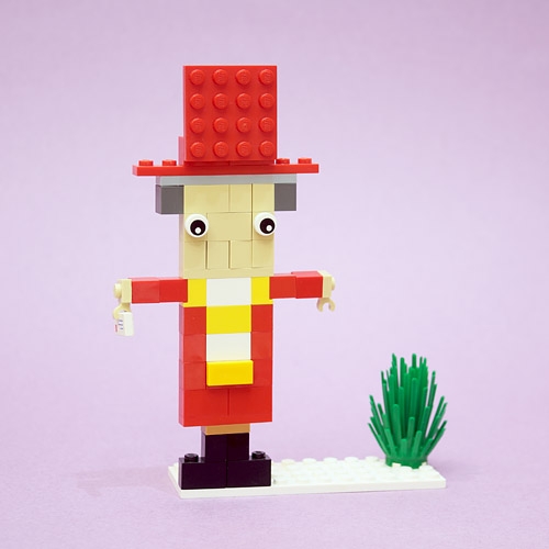 LEGO MOC - Новогодний Кубик 2020 - Щелкун: В зубах у него небольшой желтый орех.
