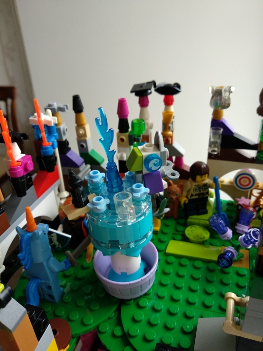 LEGO MOC - Младшая лига. Конкурс 'Средневековье'. - Замок с мельницей: Фонтан в верхнем саду