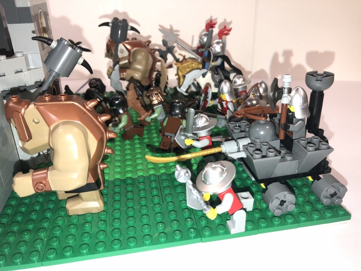 LEGO MOC - Младшая лига. Конкурс 'Средневековье'. - Штурм сторожевой башни: Сзади тролля атакуют пехотинцы и гном на боевой колеснице.