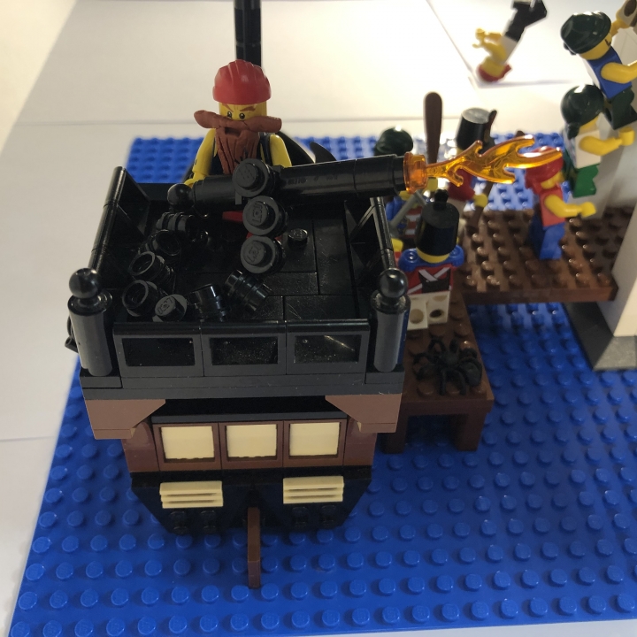 LEGO MOC - Младшая лига. Конкурс 'Средневековье'. - Освобождение главаря: Огневую поддержку пиратам осуществляет канонир, ведущий огонь 'от бедра' из пушки.