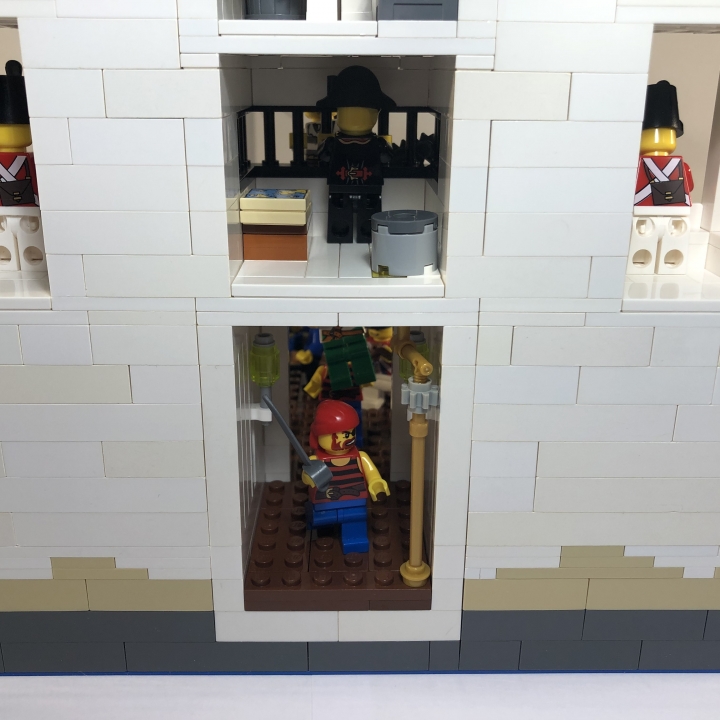 LEGO MOC - Младшая лига. Конкурс 'Средневековье'. - Освобождение главаря: Один из пиратов успел прошмыгнуть в башню форта.<br />
Его ждёт главарь банды.