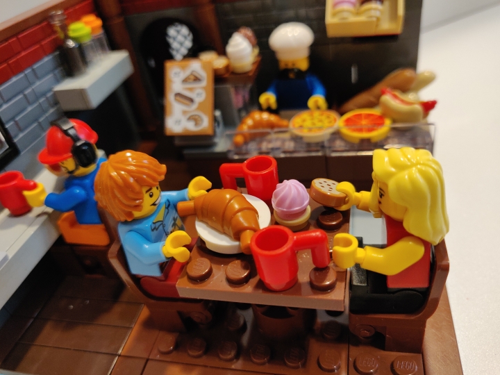LEGO MOC - LEGO-конкурс 16x16: 'Все работы хороши' - Пекарь: Присмотритесь, возможно здесь происходит свидание этих молодых людей? ;)<br />
Рестораны еще не по карману, но в юности это и не столь важно.