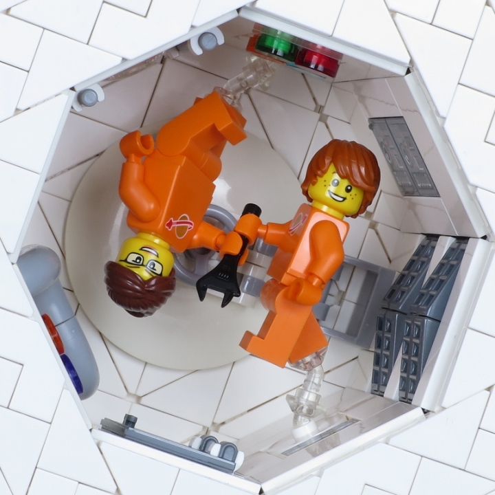 LEGO MOC - LEGO-конкурс 16x16: 'Все работы хороши' - Мама, Я хочу стать Космонавтом!: Космос - это место, где нет гравитации! Это так интересно, хотя и немного пугает!