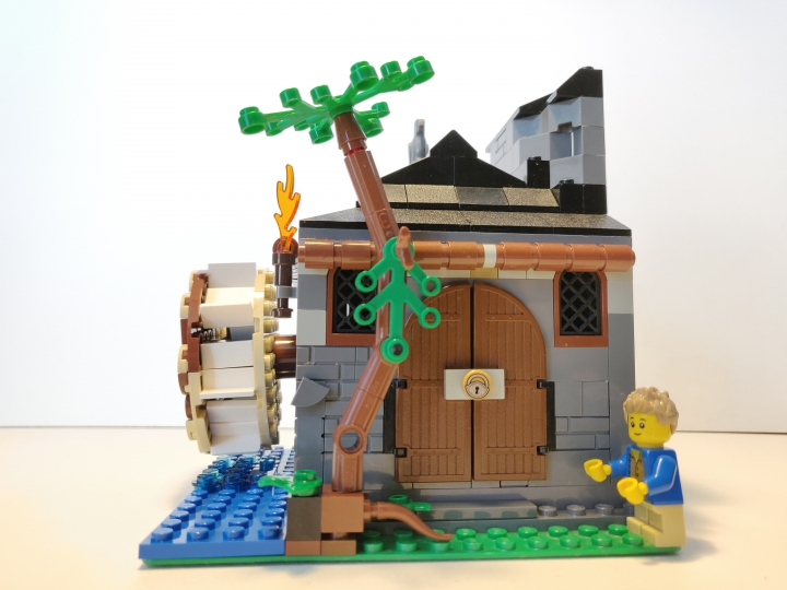 LEGO MOC - LEGO-конкурс 16x16: 'Иллюстрация' - Легенды старой мельницы: Ракурс у входа в другом освещении. Справа несколько 'обрезана' часть. Там конечно же продолжается жилое здание для всех обителей мельницы, но ограничения по формату надо соблюдать :)