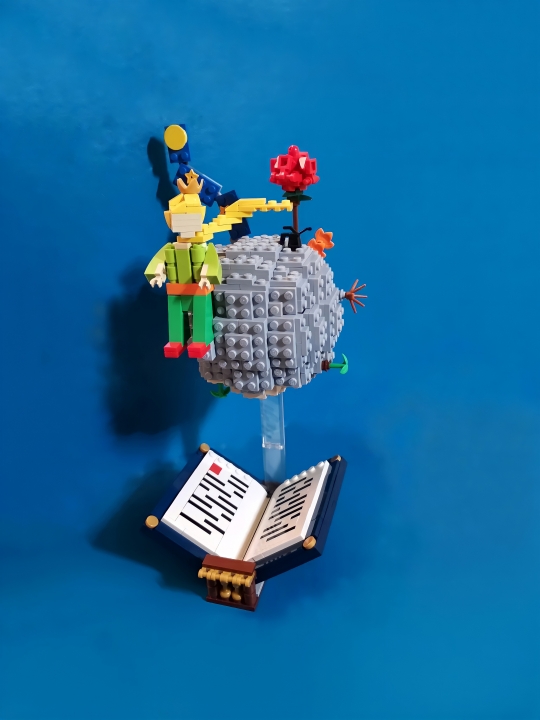 LEGO MOC - LEGO-конкурс 16x16: 'Иллюстрация' - «Его родная планета вся-то величиной с дом!» : «Планета Маленького принца настолько мала, что на ней можно было, переставляя стул с одного места на другое, наблюдать закат целых 43 раза. Еще на этой планете было три вулкана и росла роза; ее Маленький принц любил и баловал. Кроме розы, на планете росли баобабы, которые Маленькому принцу приходилось выпалывать, иначе они, когда вырастут, могли разорвать планету на куски». 