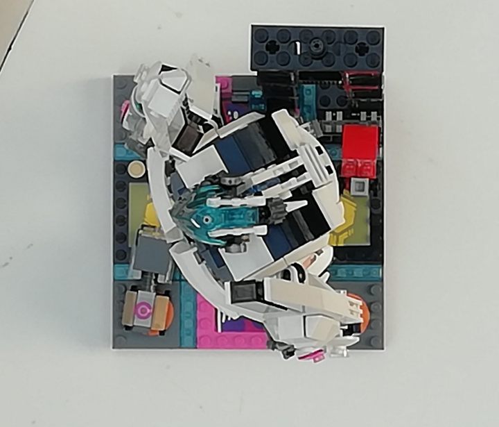LEGO MOC - LEGO-конкурс 16x16: 'Киберпанк' - Несущий покой: Сравнение с машиной, лего человечком(3 пина слева) и 12-ти метровым роботом ремонтником, чинющим Меха