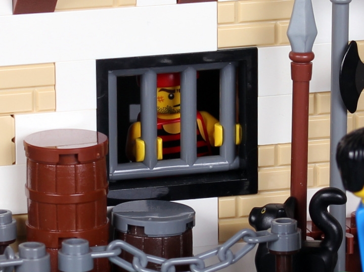 LEGO MOC - LEGO-конкурс 24x24: 'Пираты' - Форт 'Южный': Его товарищ со злости пытается выломать решётку голыми руками.