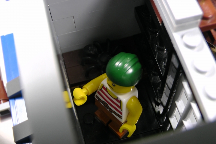 LEGO MOC - LEGO-конкурс 24x24: 'Пираты' - Бомба для губернатора или Драма на КПП: Сидящий в Камере Предварительного Заключения плут и мошенник Бобби убеждён, что сидит совершенно ни за что. Не ядовитый, но очень злой паук Аратек, на которого очень скоро рухнет лишившийся от горя чувств Бобби, не разделяет его мнения.