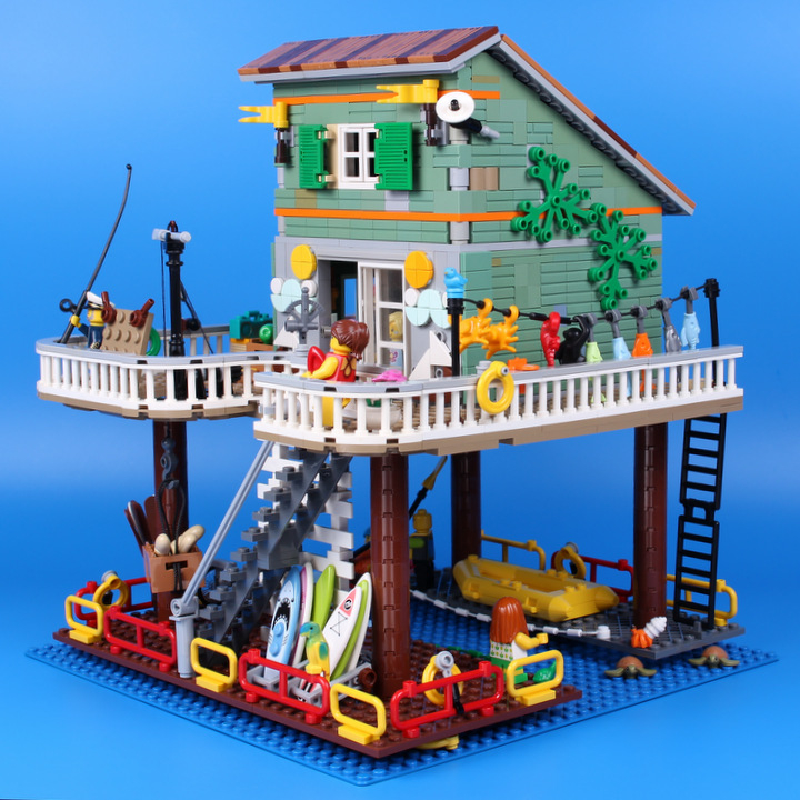 LEGO MOC - LEGO-конкурс 'Светлое будущее' - Всё у нас прекрасно!: Это крепкое деревянное двухэтажное здание, стоящее на сваях из самой лучшей лиственницы, чья древесина не портится со временем, а становится только крепче!