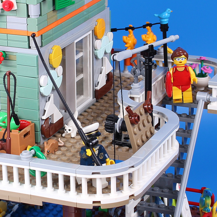 LEGO MOC - LEGO-конкурс 'Светлое будущее' - Всё у нас прекрасно!: <i>А вот эти кошки-мышки около припасов совсем не порядок!</i>