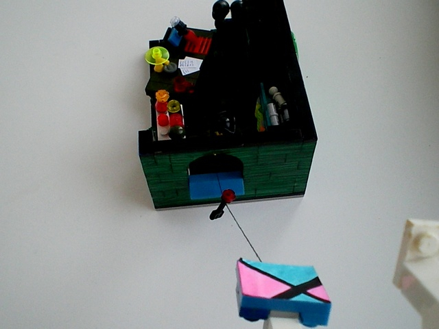 LEGO MOC - Потому что мы можем! - 'Воздушный змей Бенджамина Франклина': ...над мастером высоких знаний...