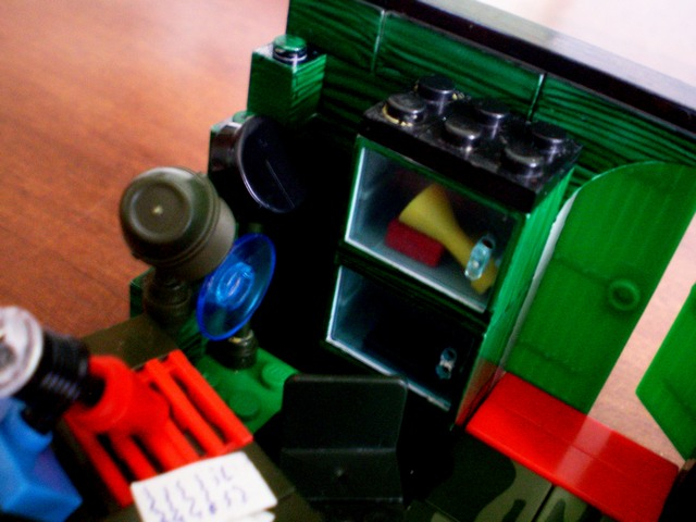 LEGO MOC - Потому что мы можем! - 'Воздушный змей Бенджамина Франклина': Вешалки, зеркало, шкаф с барахлом. Гардеробная совсем у дверей.