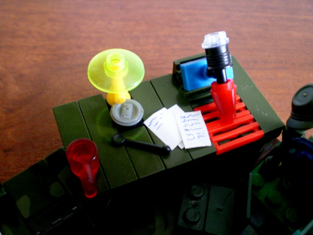 LEGO MOC - Потому что мы можем! - 'Воздушный змей Бенджамина Франклина': Рабочее место ученого. Записи, чернила с пером, микроскоп, изобретенный впервые еще в 1590 году...