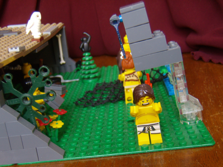 LEGO MOC - Потому что мы можем! - Пещерные люди открывают огонь.: Вид на пещеру сбоку, более крупный план.