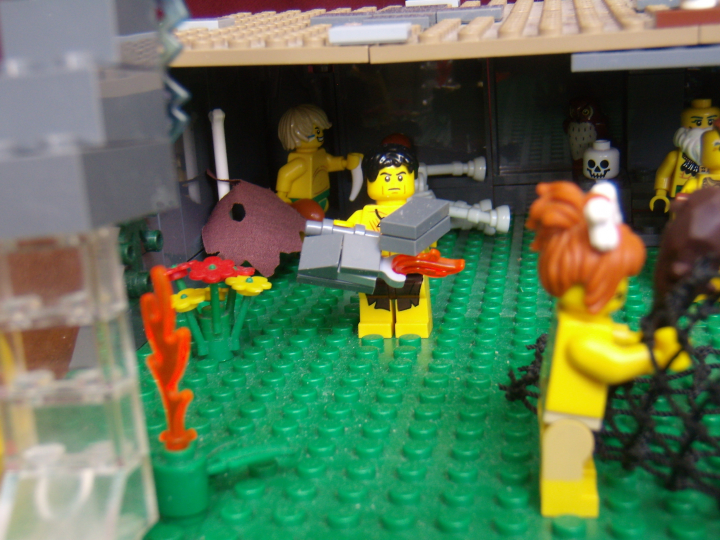LEGO MOC - Потому что мы можем! - Пещерные люди открывают огонь.: Пещерный человек добывает огонь, высекает искру из камней, ударяя одним камнем об другой.