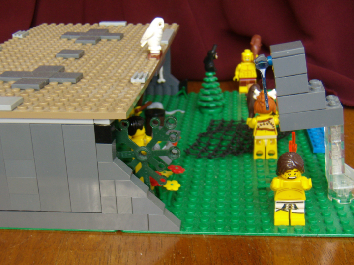 LEGO MOC - Потому что мы можем! - Пещерные люди открывают огонь.: Вид работы сбоку - скала образует крышу и стену жилища древних людей. Видно тучу и молнию.