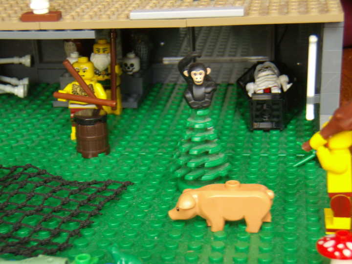 LEGO MOC - Потому что мы можем! - Пещерные люди открывают огонь.: Обезьяна спряталась на дерево, а свинья не может лазить по деревьям, поэтому пытается убежать. 
