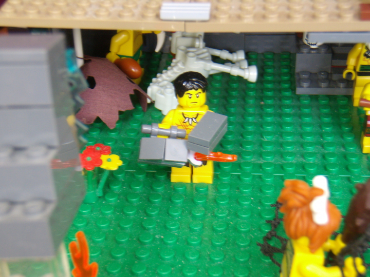 LEGO MOC - Потому что мы можем! - Пещерные люди открывают огонь.: Пещерный человек добывает огонь, позади него видно, как другой человек разделывает тушу лошади, к праздничному обеду. Шкуру лошади он повесил на стену для тепла и красоты.