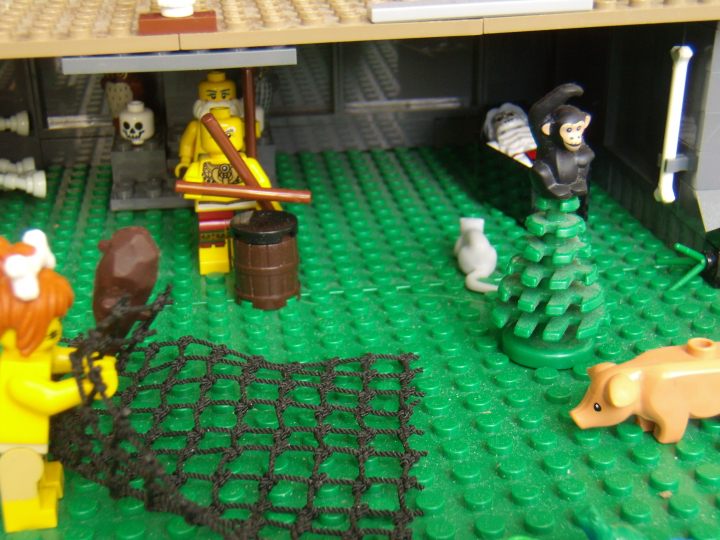 LEGO MOC - Потому что мы можем! - Пещерные люди открывают огонь.: Ритуальная музыка - ритмичный стук барабана создает соответствующее настроение.