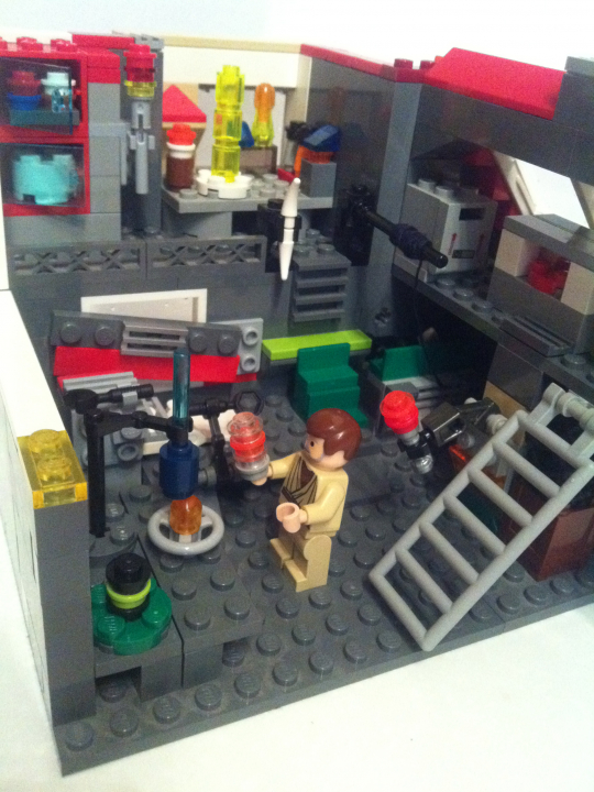 LEGO MOC - Потому что мы можем! - Лаборатория Томаса Эдисона. Изобретение лампочки накаливания: Эдисон умно разделил свой чердак на ярусы, используя обычные коробки и лестницы, что бы забираться на них.
