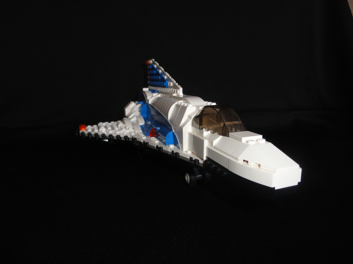 LEGO MOC - Потому что мы можем! - Вперёд, к звездам!: Как правило, шаттл выводит на орбиту спутники и проводит различные научные эксперименты. Впрочем, сейчас, если у вас есть пара десятков лишних миллионов долларов, вы вполне можете слетать просто так, для развлечения.<br />
<br />
