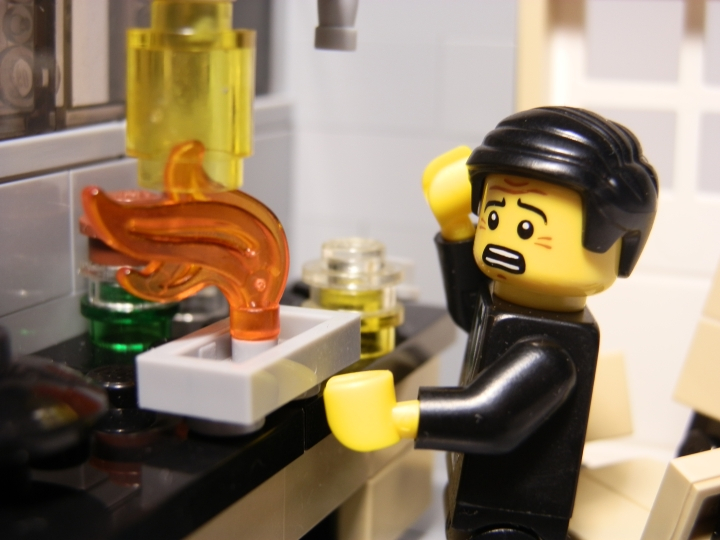 LEGO MOC - Потому что мы можем! - Случайное открытие.: Он проводит какой-то химический опыт. Горелка включена. Он испугался пламени? Или что-то пошло не так?