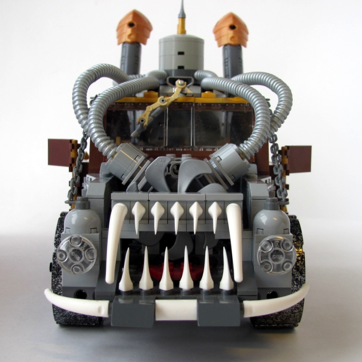 LEGO MOC - Steampunk Machine - Экскалибур: - Два курсовых фонаря обеспечивают освещение дороги впереди.