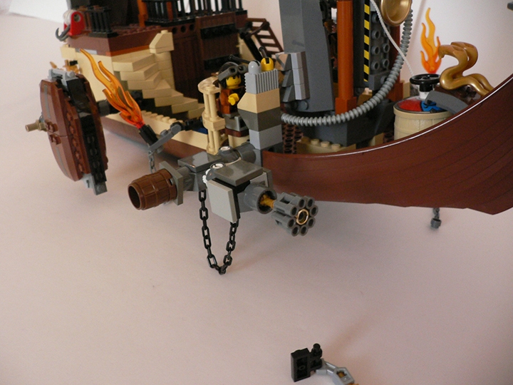 LEGO MOC - Steampunk Machine - Летучий паровой корабль: Паропулемет. Принцип работы уже описан, только пар постоянно нагнетается под большим давлением. Не буду рассказывать как это все происходит.<br />
Детальки - для сравнения размеров.