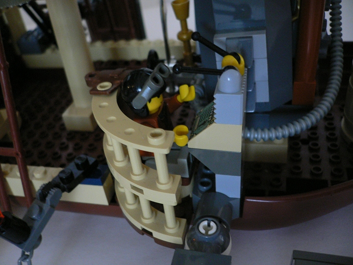 LEGO MOC - Steampunk Machine - Летучий паровой корабль: Паропулеметчик хорошо защищен сбоку и сверху - ведь у него есть пилотный шлем!