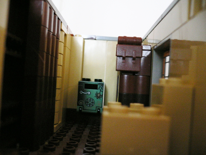 LEGO MOC - Steampunk Machine - Летучий паровой корабль: Каюта: сейф (шкафчик, тумбочка), Книжный шкаф, кресло.