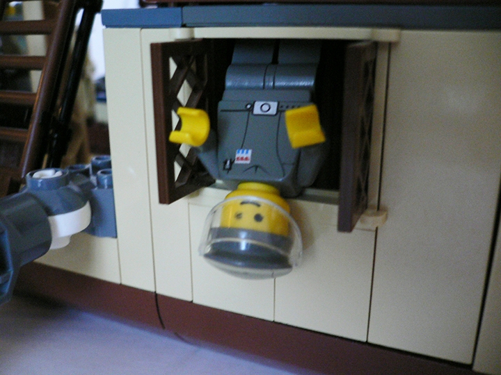 LEGO MOC - Steampunk Machine - Летучий паровой корабль: И окно, конечно же, в каюте капитана тоже есть!