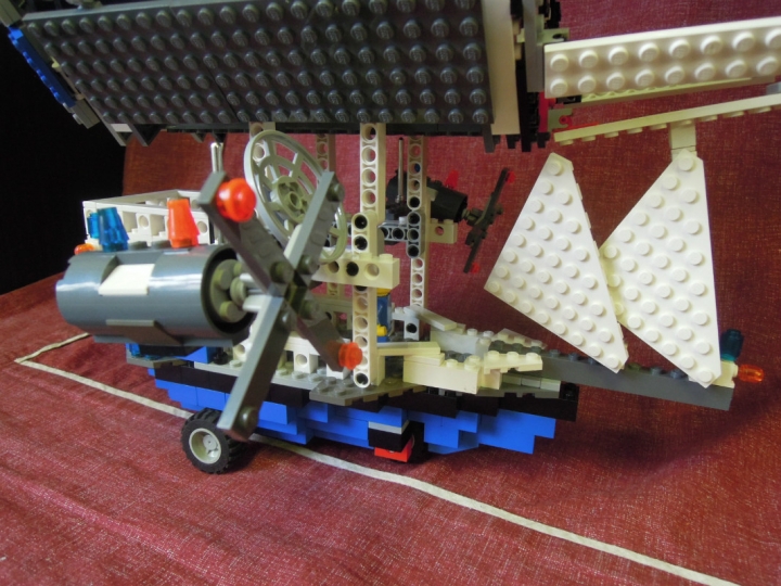 LEGO MOC - Мини-конкурс 'Битва Дирижаблей' - Дирижаблекорабль для путешествий.: Он стилизован под парусник и имеет косые паруса спереди
