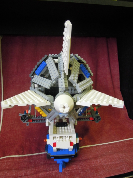 LEGO MOC - Мини-конкурс 'Битва Дирижаблей' - Дирижаблекорабль для путешествий.: Хвостовое оперение как у самолёта имеет руль направления и рули высоты