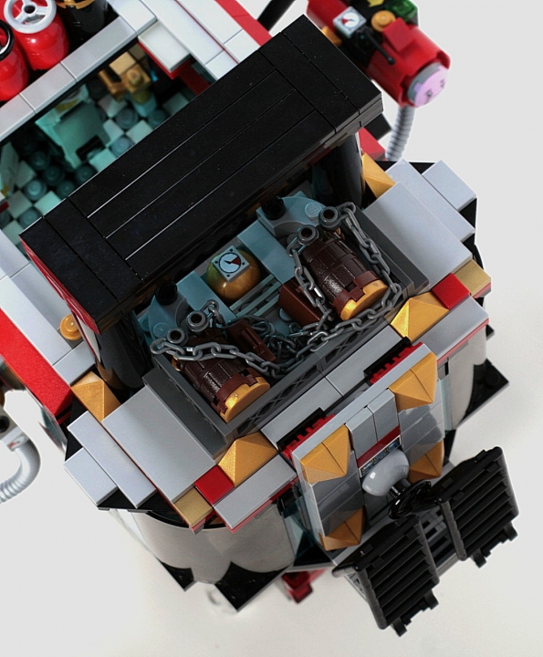 LEGO MOC - Мини-конкурс 'Битва Дирижаблей' - Игла: Осмотрим заднюю верхнюю часть кабины, тут располагается багажное отделение, пара бочек и несколько чемоданов легко там помещаются. Также можно увидеть две выдвижные лестницы перед автоматической дверью перед входом в кабину. 