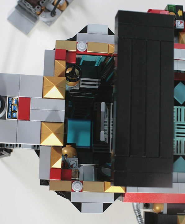 LEGO MOC - Мини-конкурс 'Битва Дирижаблей' - Игла: А вот после поворота запорного устройства – люк открывается, и можно увидеть часть технического этажа с полом из сверхпрочного синего стекла. 