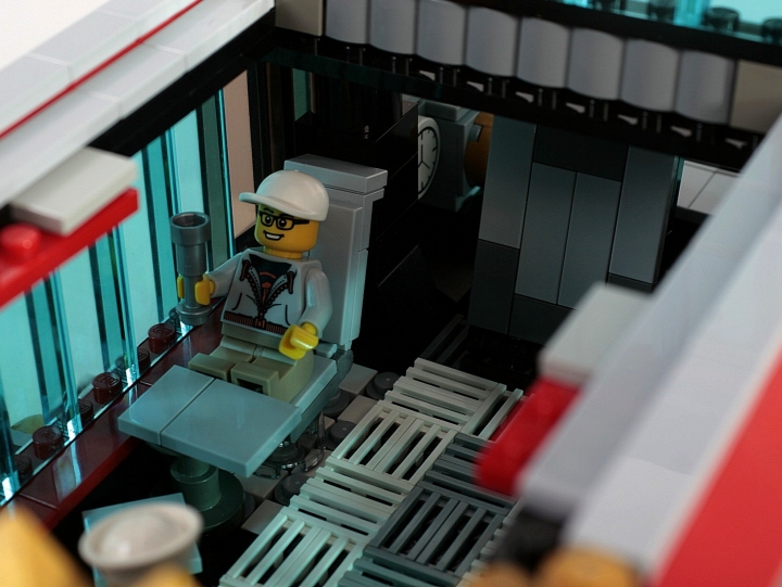 LEGO MOC - Мини-конкурс 'Битва Дирижаблей' - Игла: А вот и пассажиры занимают свои места, люк на технический этаж еще открыт – значит, какие-то неполадки с пушкой. 
