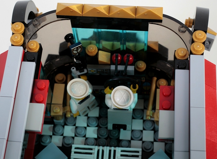 LEGO MOC - Мини-конкурс 'Битва Дирижаблей' - Игла: А вот и вид сверху на двух членов экипажа, управляющих данным дирижаблем. Можно заметить много переключателей и рычагов. Один из матросов уже занял кресло пилота и проверяет все бортовые системы. 