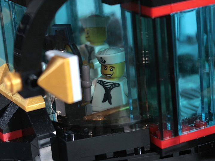 LEGO MOC - Мини-конкурс 'Битва Дирижаблей' - Игла: Второй матрос следит за погрузкой в зеркало заднего вида слева. 