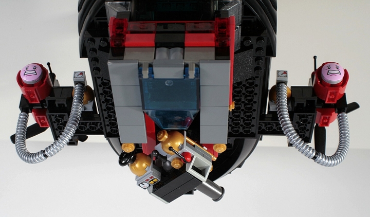 LEGO MOC - Мини-конкурс 'Битва Дирижаблей' - Игла: А вот и скорострельная пушка крупным планом, а дирижабль всё двигается вперед, предназначенная для защиты пассажиров от воздушных, водных и земноводных пиратов. <br />
Пушка заряжена 6 капсулами по 60-зарядов каждый.<br />
<br />
Управление осуществляется из кабины. 
