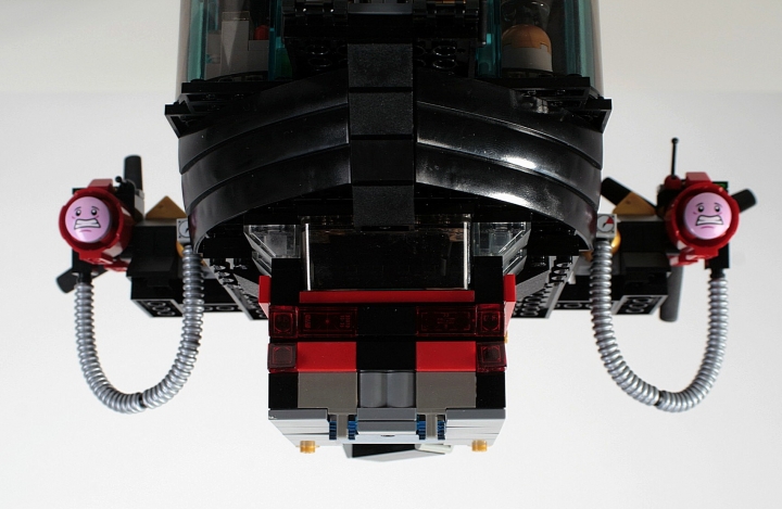LEGO MOC - Мини-конкурс 'Битва Дирижаблей' - Игла: И вот уже дирижабль  пролетел и постепенно удаляется от нас. Мы видим заднюю часть кабины очень близко.<br />
<br />
До новых встреч дирижабль! Пункт назначения – источник молодости! 
