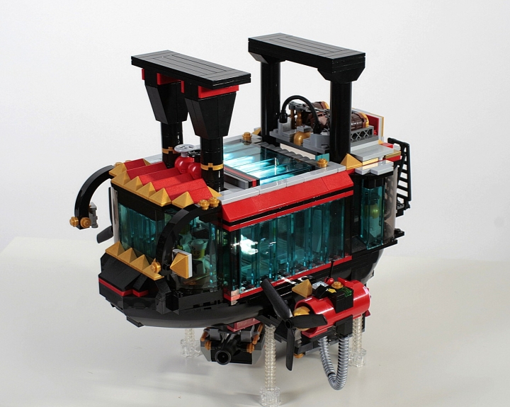 LEGO MOC - Мини-конкурс 'Битва Дирижаблей' - Игла: Кабина дирижабля по всему периметру имеет специальное стойкое стекло, не позволяющее солнечным лучам слепить экипаж и пассажиров. 