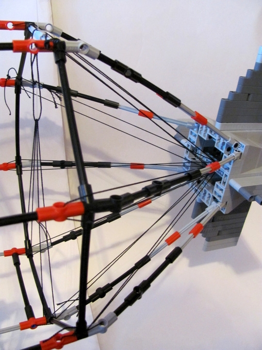 LEGO MOC - Мини-конкурс 'Битва Дирижаблей' - Почтальон: Кормовой шпангоут зарастяжен на поперечную балку внутри полого основания киля и кормовой шпангоут: