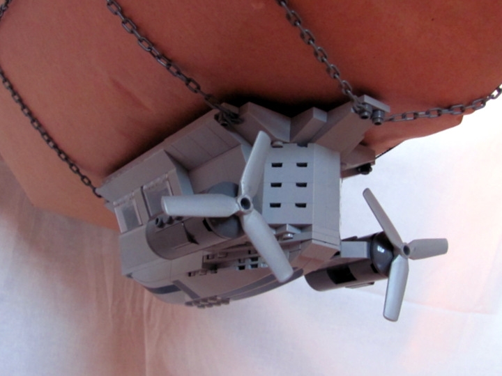 LEGO MOC - Мини-конкурс 'Битва Дирижаблей' - Почтальон: А сзади - рули высоты и рули направления: