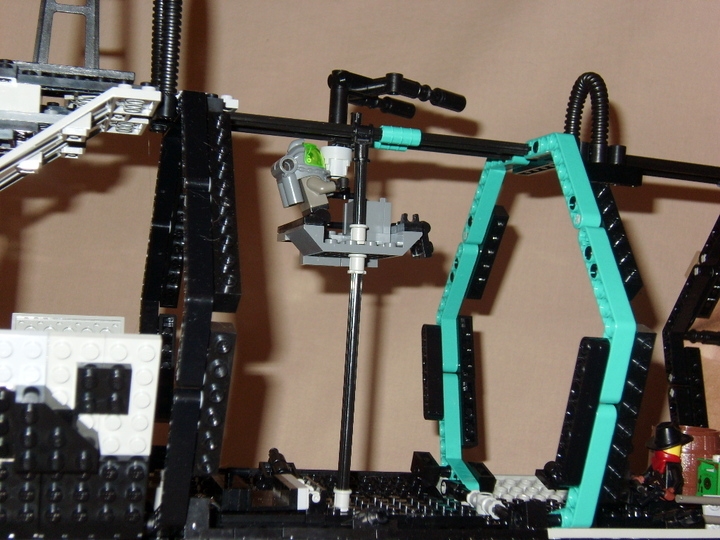 LEGO MOC - Мини-конкурс 'Битва Дирижаблей' - Небесная Акула: На поднимающейся платформе стоит заведующий огневой системой дирижабля.Он устанавливает снаряды в сопло двуствольной пушки 120мм калибра,прямое попадание которой вызывает критические повреждение мишени.
