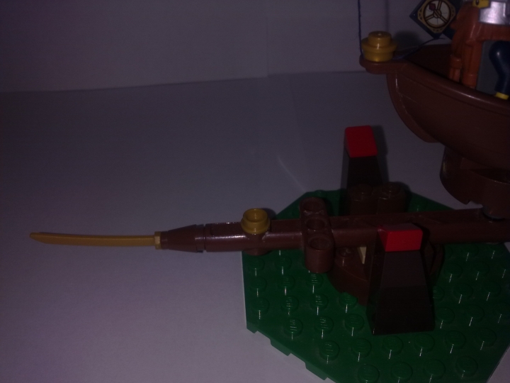 LEGO MOC - Мини-конкурс 'Битва Дирижаблей' - Дирижабль гномов: Дирижабль оснащен лезвием, которое вспарывает обшивку у других, вражеских дирижаблей.