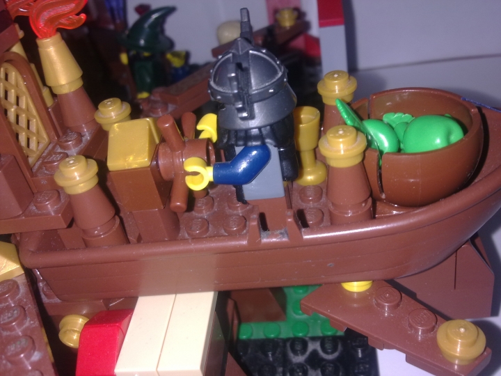 LEGO MOC - Мини-конкурс 'Битва Дирижаблей' - Дирижабль гномов: В задней части дирижабля находится руль, которым управляется дирижабль.