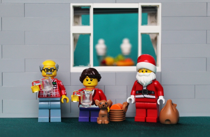 LEGO MOC - Новогодний Кубик 2014 - Новогоднее чудо: Ну что же, вот и сказке конец, мораль понять не сложно. Семейные фото на память: Алёна со своим дедушкой, Фокси и Дедом Морозом , ну и Яна с родителями. Думаю, что кто-нибудь сделал для себя выводы из этой сказки. Надеюсь, что Вам понравилось. <br />
Спасибо за просмотр и с Новым Годом! :)<br />
