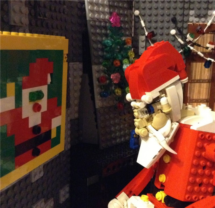 LEGO MOC - Новогодний Кубик 2014 - Кабинет Святого Николая: У Санты должны быть очки. Он родом с тех временем, когда не существовало контактных линз. Мне было сложно его себе представить без этого стильного аксессуара.<br />
Кстати, он заснул напротив своей картины и очередным изображением созданным в специальной рождественской серии дизайнерами ЛЕГО в наборе 40001.